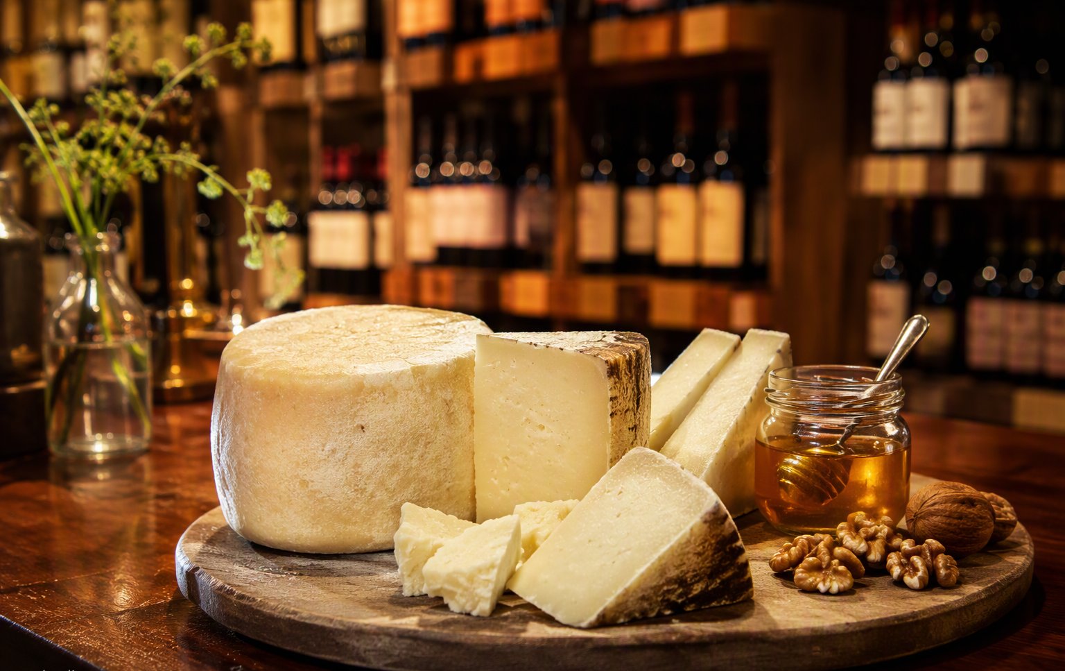 Il pecorino della Val di Chiana con il miele al tartufo e le noci